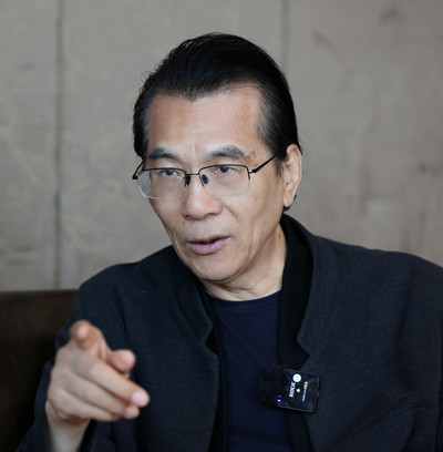 何建明，中國(guó)作家協(xié)會(huì)第七、八、九屆駐會(huì)副主席?，F(xiàn)為中國(guó)作家協(xié)會(huì)報(bào)告文學(xué)委員會(huì)主任，中央社會(huì)主義學(xué)院教授、上海大學(xué)中國(guó)創(chuàng)意寫作研究院院長(zhǎng)。三次獲得魯迅文學(xué)獎(jiǎng)，六次獲得中宣部“五個(gè)一工程”獎(jiǎng)，多次獲得全國(guó)優(yōu)秀報(bào)告文學(xué)獎(jiǎng)、徐遲報(bào)告文學(xué)獎(jiǎng)、“中國(guó)好書”等獎(jiǎng)項(xiàng)，首位獲得俄羅斯國(guó)家圖書獎(jiǎng)的中國(guó)作家。