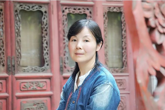 王蕓    生于湖北，現(xiàn)居南昌。一級(jí)作家，南昌市作家協(xié)會(huì)主席。出版長(zhǎng)篇小說(shuō)《對(duì)花》《江風(fēng)烈》，小說(shuō)集《請(qǐng)叫她天鵝》《薇薇安曾來(lái)過(guò)》《與孔雀說(shuō)話》《羽毛》，散文集《紙上萬(wàn)物浮現(xiàn)如初》《此生》《穿越歷史的楚風(fēng)》《接近風(fēng)的深情表達(dá)》《經(jīng)歷著異常美麗》等。三百余萬(wàn)字作品見(jiàn)于《人民文學(xué)》《當(dāng)代》《新華文摘》《小說(shuō)選刊》《中國(guó)作家》《青年文學(xué)》《上海文學(xué)》《江南》《芙蓉》《長(zhǎng)城》《天涯》《美文》《散文》《長(zhǎng)江文藝》《中篇小說(shuō)選刊》《小說(shuō)月報(bào)》等，收入五十多種選本。曾獲第三屆湖北文學(xué)獎(jiǎng)、第七屆屈原文藝獎(jiǎng)、第一屆江西省文藝創(chuàng)作獎(jiǎng)、第二屆林語(yǔ)堂文學(xué)獎(jiǎng)（小說(shuō)）大獎(jiǎng)等。獲評(píng)江西省思想宣傳文化系統(tǒng)“四個(gè)一批”人才。