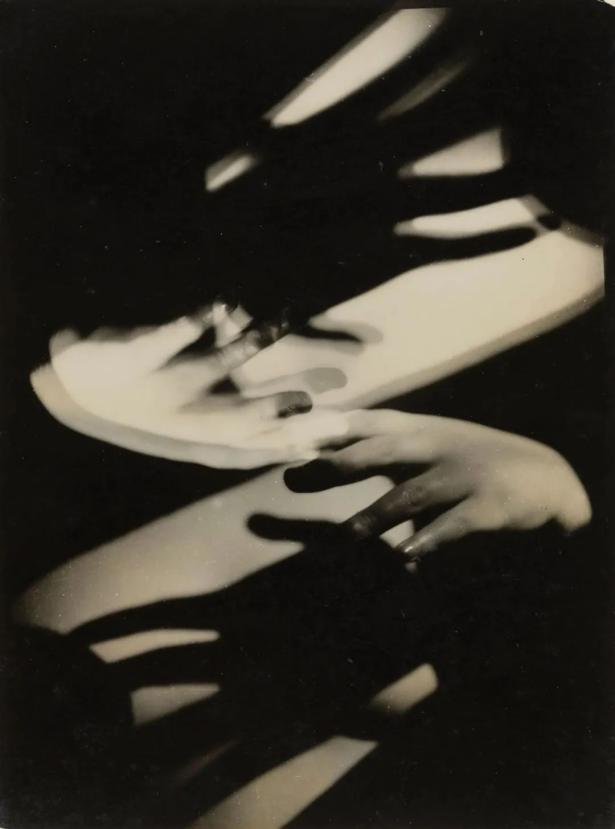 曼·雷作品（資料圖）。達達主義興起于一戰(zhàn)時期，超現(xiàn)實主義則興起于一戰(zhàn)之后，這兩個藝術流派受其所處社會背景的影響，藝術理念傾向于拒絕舊秩序，以徹底瓦解舊秩序，此外，受到弗洛伊德精神分析的影響，他們在摒棄邏輯與理性約束的同時，還喜歡把毫不相干的事物湊在一起，力圖使夢境與現(xiàn)實相統(tǒng)一，因而呈現(xiàn)出神秘與怪誕的特點。曼·雷是達達主義和超現(xiàn)實主義運動的活躍成員，其作品反映了這兩個運動的精神和理念。他對攝影的傳統(tǒng)觀念進行了全面的顛覆和創(chuàng)新，將攝影從一種記錄現(xiàn)實的媒介轉變?yōu)橐环N表達個人思想和情感的藝術形式。他的創(chuàng)見影響了包括杉本博司在內(nèi)的眾多攝影藝術家。