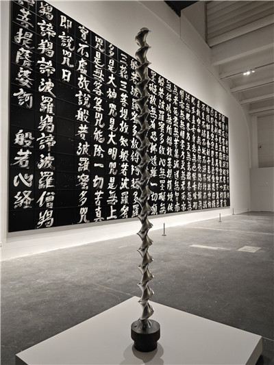 裝置《反重力結構》。作為日本代表性的奈良時代木質建筑之一，當麻寺東塔在1902年經(jīng)過整體修繕，用新材料替換下部分受損的建材。這些古木材的嵌合支撐起屹立的佛塔，承受并消解了超過千年時間沉淀的分量。這種抵抗地心吸引的力量象征令杉本博司著迷，藝術家試圖通過攝影重建這座佛塔，再現(xiàn)抵御重力的構造之美。