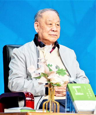 劉心武，曾任《人民文學(xué)》主編。代表作有短篇小說(shuō)《班主任》、長(zhǎng)篇小說(shuō)《鐘鼓樓》（獲第二屆茅盾文學(xué)獎(jiǎng)）、散文集《也曾隔窗窺新月》《我眼中的建筑與環(huán)境》《劉心武妙品紅樓夢(mèng)》等