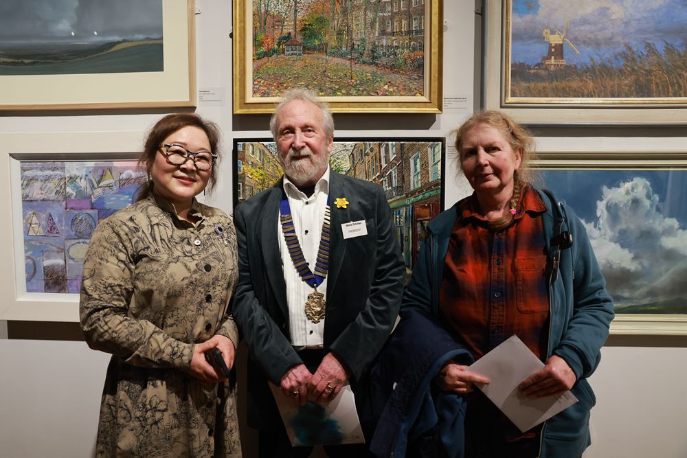 張懷存（左）、英國皇家藝術(shù)家學(xué)會主席米克·戴維斯（中）和“張懷存獎”獲得者梅麗莎·斯科特米勒（右），在梅麗莎的作品前合影。