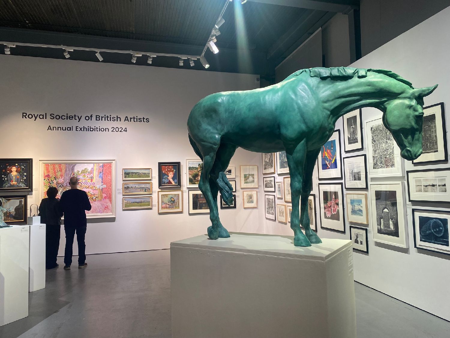 英國皇家藝術(shù)家學(xué)會2024年度展覽在倫敦摩爾畫廊舉行。