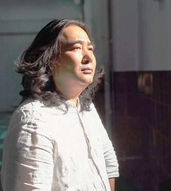 包倬，生于四川涼山，彝族。有小說和散文見《人民文學(xué)》《十月》《鐘山》《江南》《天涯》《山花》《芙蓉》《北京文學(xué)》《作家》等。著有長篇小說《青山隱》，出版小說集《沉默》《十尋》《路邊的西西弗斯》《風(fēng)吹白云飄》等。曾獲云南文學(xué)獎(jiǎng)、邊疆文學(xué)獎(jiǎng)、滇池文學(xué)獎(jiǎng)、《長江文藝》雙年獎(jiǎng)?，F(xiàn)居昆明。