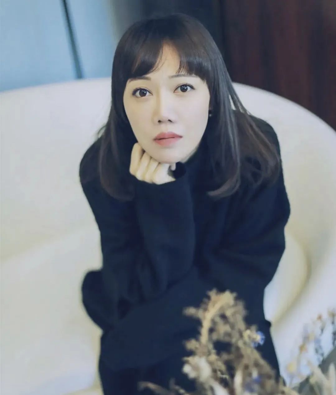 張悅?cè)唬鹤骷?，著有長(zhǎng)篇小說(shuō)《繭》《誓鳥(niǎo)》等，短篇小說(shuō)集《我循著火光而來(lái)》《十愛(ài)》等，文學(xué)評(píng)論集《頓悟的時(shí)刻》。作品被翻譯成英、法、西、意、荷、俄等十多種文字，入圍“奧康納短篇小說(shuō)獎(jiǎng)”、俄羅斯“亞斯納亞·波利亞納”文學(xué)獎(jiǎng)等國(guó)際文學(xué)獎(jiǎng)項(xiàng)。