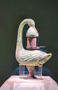 西漢時期的彩繪雁魚釭燈 本報記者 周洪雙攝/光明圖片