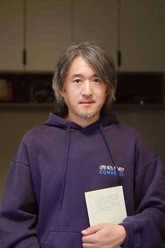 霜白，本名劉永剛，1977年生，現(xiàn)居河北保定，中國作家協(xié)會會員。詩歌、散文作品散見于《十月》《詩刊》《星星》《詩潮》《詩歌月刊》《草堂》《詩選刊》等多種刊物，著有詩集《挽留》。