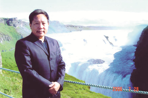 李傳鋒，湖北省鶴峰縣人，土家族作家。曾任《湖北文藝》編輯部主任、《長江文藝》小說組組長、《今古傳奇》主編、湖北省文聯(lián)黨組書記等職，曾獲全國民族團結(jié)進步先進個人稱號。1986年加入中國作家協(xié)會，著有鄉(xiāng)村小說、動物小說、歷史小說、散文、文藝評論等近千萬字。短篇小說《退役軍犬》獲第二屆（1981—1984年）全國少數(shù)民族文學(xué)創(chuàng)作獎，長篇小說《白虎寨》獲第十一屆（2012—2015）全國少數(shù)民族文學(xué)創(chuàng)作駿馬獎，另有作品獲湖北省“屈原文藝獎”、重慶市“五個一工程”獎等。本期刊發(fā)青年評論家華珉朗、黃煜榕對李傳鋒的采訪。