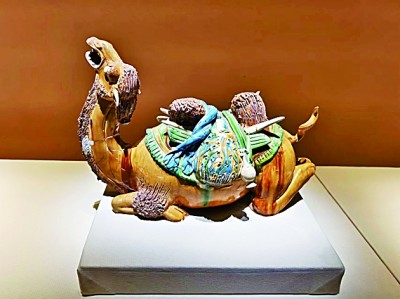 三彩載物臥駝俑。本報(bào)記者 李潔攝/光明圖片