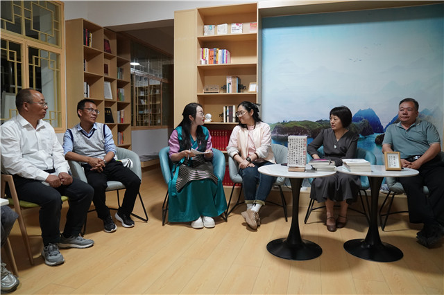 中國(guó)作協(xié)采訪團(tuán)與當(dāng)?shù)刈骷以谖膶W(xué)書院交流對(duì)談