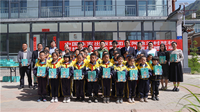 中國作家出版集團(tuán)慰問池溝村駐村幫扶干部暨關(guān)愛鄉(xiāng)村兒童捐贈(zèng)活動(dòng)現(xiàn)場