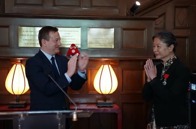 法國(guó)駐華大使白玉堂為作家王安憶頒發(fā)了法國(guó)國(guó)家榮譽(yù)軍團(tuán)騎士勛章。圖片來(lái)源：法國(guó)領(lǐng)事館