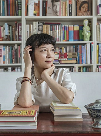 作家、導(dǎo)演，現(xiàn)居英國。主要著作有《孔雀的叫喊》《饑餓的女兒》等，編劇并執(zhí)導(dǎo)電影《月光武士》。