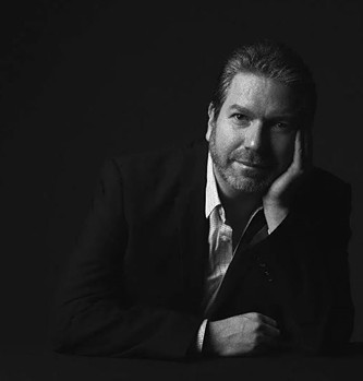 學(xué)者，現(xiàn)任美國加州大學(xué)洛杉磯分校（UCLA）教授兼中國研究中心主任。主要著作有《光影言語：當代華語片導(dǎo)演訪談錄》《電影的口音：賈樟柯談賈樟柯》等。