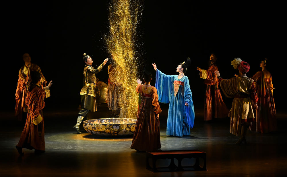 這是2024年2月11日在西安長安樂·一帶一路文化藝術(shù)中心拍攝的《無界·長安》演出現(xiàn)場。新華社記者 劉瀟 攝