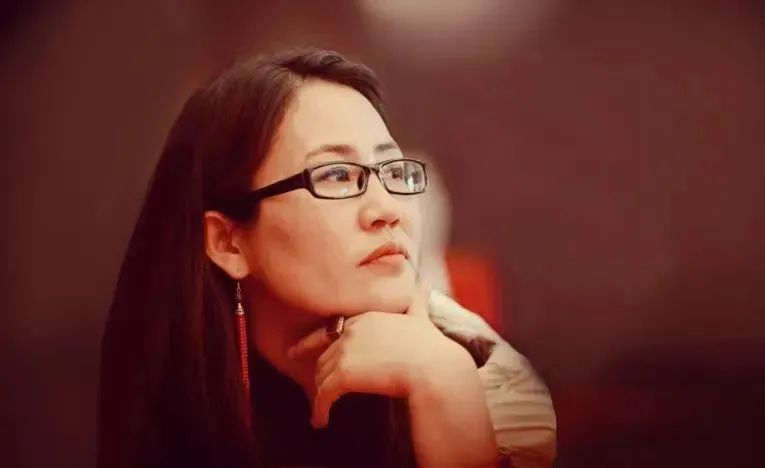 娜仁高娃，蒙古族，中國作家協(xié)會會員。著有短篇小說《醉陽》《熱戀中的巴岱》、長篇小說《影》等，其中小說集《七角羊》入選中國作家協(xié)會“中國少數(shù)民族文學(xué)之星叢書”。曾獲2018年《草原》文學(xué)獎、第十二屆內(nèi)蒙古自治區(qū)文學(xué)創(chuàng)作“索龍嘎”獎、2020年《民族文學(xué)》年度獎；中篇小說《裸露的山體》入選中國當(dāng)代文學(xué)研究會年榜、中國小說學(xué)會2023年度中國好小說榜。