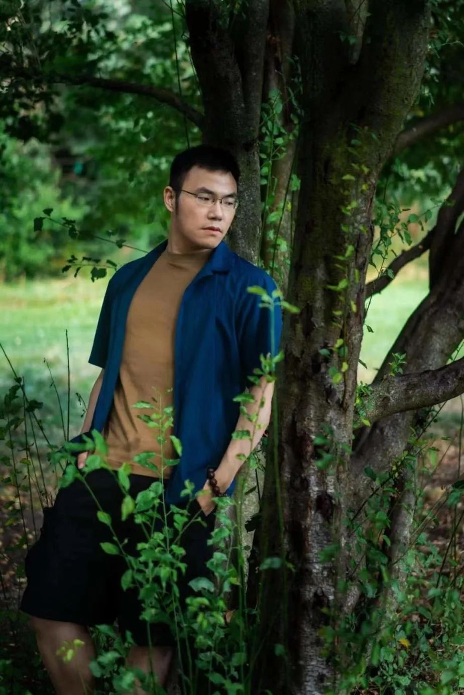 伯竑橋1997年生，青年寫(xiě)作者，兼事文學(xué)批評(píng)，先后畢業(yè)于武漢大學(xué)中文系，英國(guó)倫敦大學(xué)學(xué)院，現(xiàn)為清華大學(xué)中文系博士生。作品散見(jiàn)《詩(shī)刊》《星星》等期刊，曾獲櫻花詩(shī)賽獎(jiǎng)，華語(yǔ)大學(xué)生短詩(shī)大賽獎(jiǎng)，第五屆草堂詩(shī)歌獎(jiǎng)“年度青年詩(shī)人獎(jiǎng)”等獎(jiǎng)項(xiàng)。