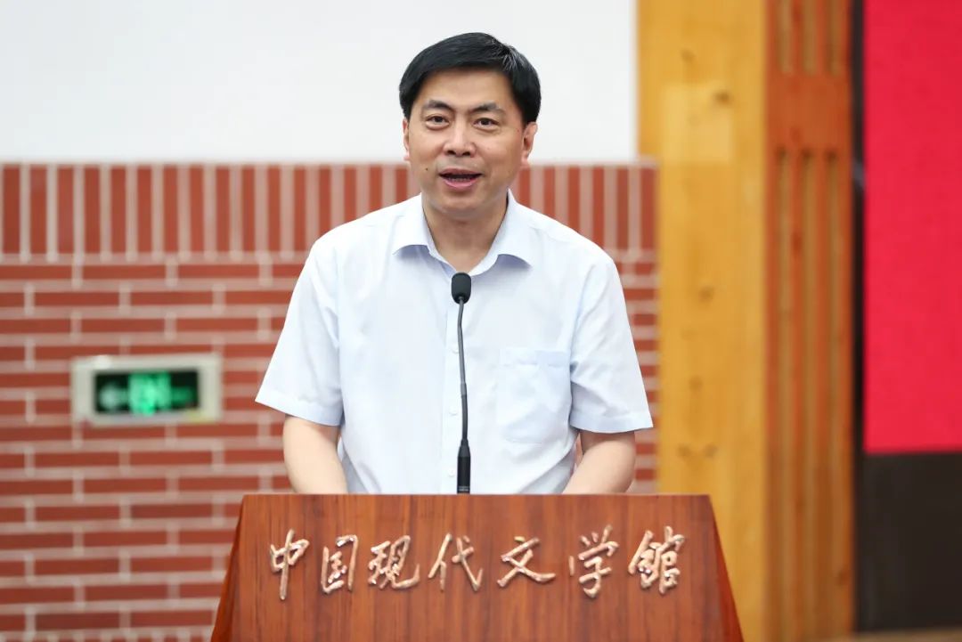 中國現(xiàn)代文學(xué)館常務(wù)副館長王軍主持頒獎(jiǎng)儀式