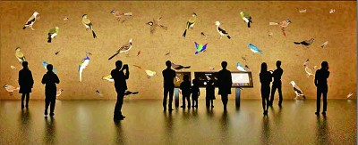 2023年5月12日，觀眾在“數(shù)境等觀——靳軍傳統(tǒng)藝術(shù)與科技研究展”上欣賞《描摹或共生：今日珍禽圖》數(shù)字藝術(shù)作品。資料照片