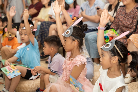 小朋友們?cè)谡憬瓕幉▓D書(shū)館參與沉浸式繪本劇《森林圖書(shū)館》。寧波圖書(shū)館供圖