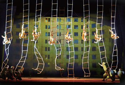 雜技劇《戰(zhàn)上?!穭≌铡? 上海雜技團(tuán)供圖