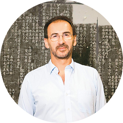 畢羅（Pietro De Laurentis），意大利漢學(xué)家，中國(guó)國(guó)家級(jí)人才項(xiàng)目入選者，廣州美術(shù)學(xué)院教授、博導(dǎo)，中外書(shū)寫(xiě)文化與美術(shù)交流研究中心負(fù)責(zé)人，二王學(xué)研究中心專家委員會(huì)委員。多年來(lái)主要從事書(shū)法學(xué)、銘刻與寫(xiě)本學(xué)、美術(shù)文獻(xiàn)研究與翻譯、中國(guó)古代詩(shī)歌等領(lǐng)域的研究。意大利文著作有《李白，其人其詩(shī)》《一觴一詠：〈蘭亭詩(shī)集〉研究》，英文專著有《孫過(guò)庭〈書(shū)譜〉綜合研究》《以書(shū)護(hù)法——〈集王圣教序〉研究》，中文專著有《尊右軍以翼圣教》，英文譯著有張?zhí)旃吨袊?guó)書(shū)法主要術(shù)語(yǔ)的釋讀和研究》。在《亞洲?？贰度A裔學(xué)志》《敦煌研究》《唐研究》《中國(guó)書(shū)法》《書(shū)法研究》等海內(nèi)外權(quán)威刊物發(fā)表論文50余篇。