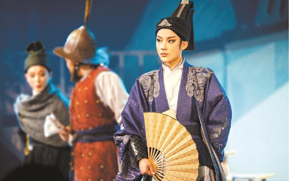 古老戲曲掀起“青春革命”，從情感、形式、媒介上將青年文化、時代審美融入戲曲古典樣態(tài)，這是“新文化生命體”適應(yīng)新媒介環(huán)境，以青年力量激活傳統(tǒng)文化能量進行自我更新的典型示例。圖為越劇《新龍門客?！? /></p>
<p style=