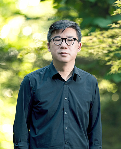 李修文，湖北省作家協(xié)會主席、武漢市文聯(lián)主席、武漢大學(xué)文學(xué)院教授，著有《猛虎下山》《詩來見我》《致江東父老》《山河袈裟》《滴淚痣》《捆綁上天堂》等