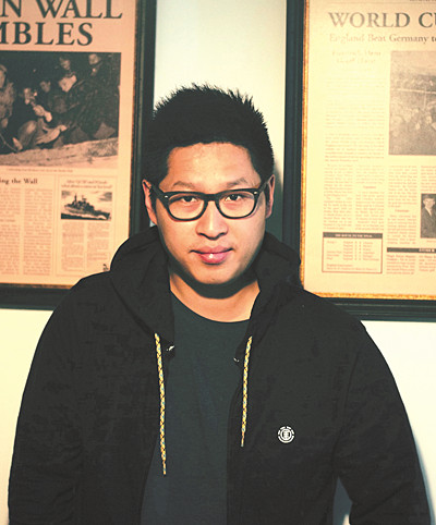 林東林，武漢文學(xué)院首屆簽約專業(yè)作家，著有《火腿》《出門》《燈光球場》《迎面而來》《三餐四季》《跟著詩人回家》等各類作品多部