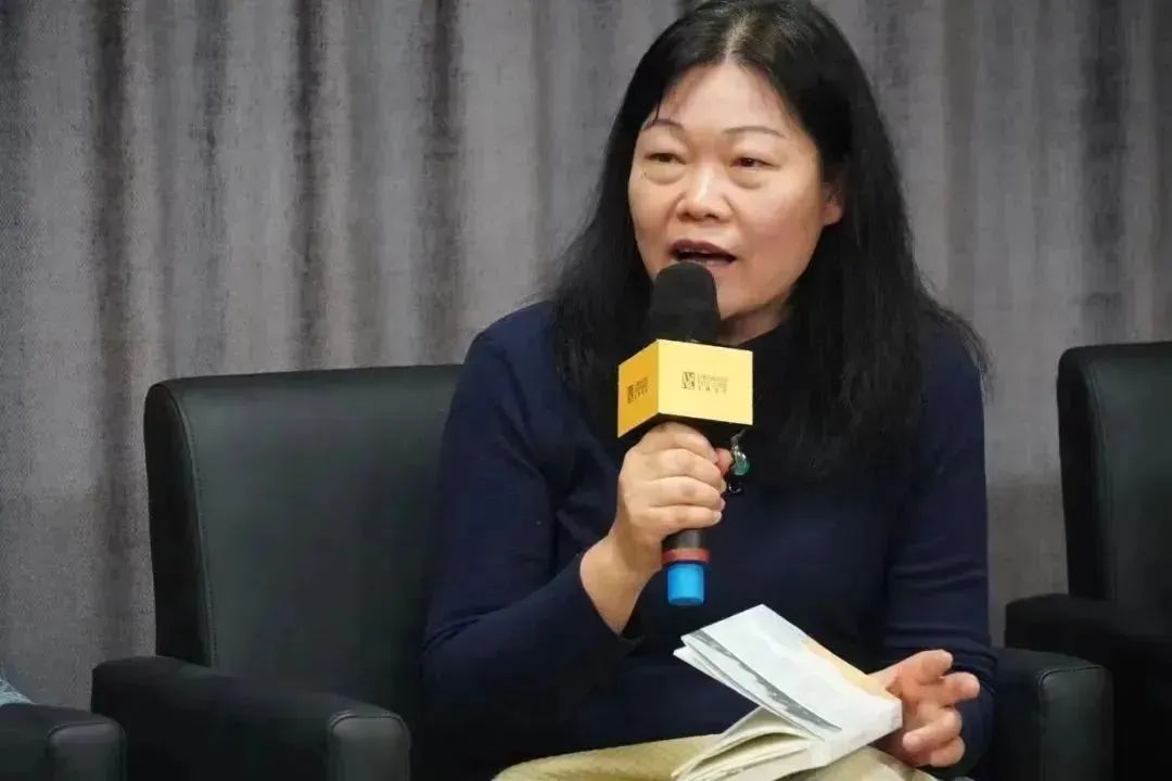 黃葒    南京大學外國語學院法語系教授，博士生導師，南京大學人文社會科學高級研究院兼職研究員，國際杜拉斯學會會員，中國法國文學研究會常務理事，中法語言文化比較研究會常務理事、江蘇省外文學會理事，江蘇省翻譯協(xié)會理事、南京翻譯家協(xié)會理事，南京作協(xié)理事。