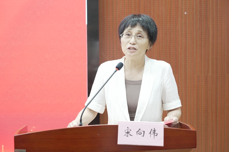 宋向偉宣讀中國作協(xié)批復(fù)文件