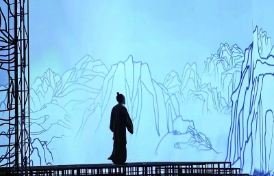 北京人民藝術(shù)劇院話劇《杜甫》演出現(xiàn)場(chǎng)，扮演杜甫的演員正慢慢步入山水畫(huà)卷。資料圖片