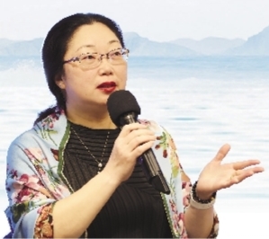 楊怡芬，浙江舟山人，魯迅文學(xué)院第13屆高研班學(xué)員。2002年開始寫作，在《人民文學(xué)》《十月》《花城》等發(fā)表小說百余萬字，出版中短篇小說集《披肩》、中篇小說集《追魚》、長篇小說《離觴》《海上繁花》等。