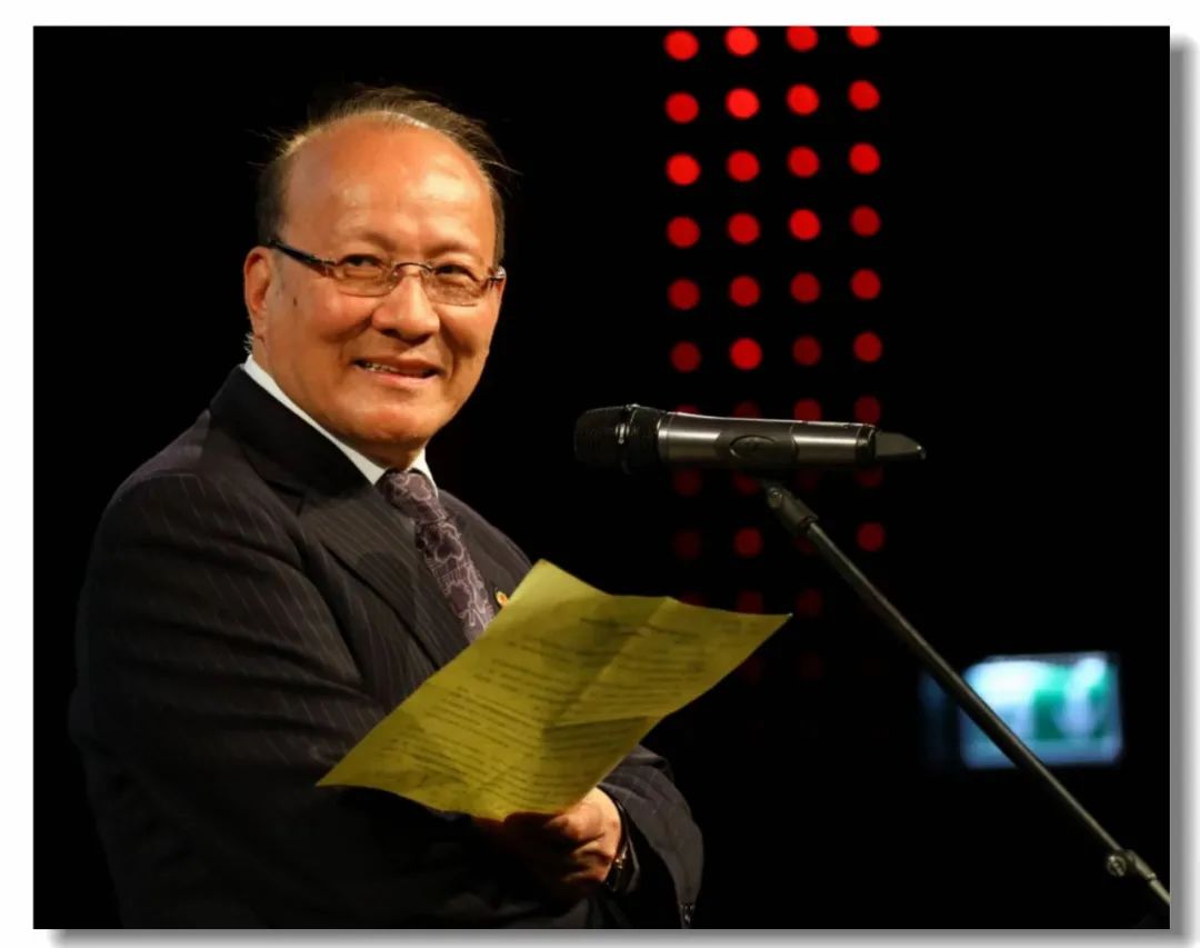 毛時(shí)安，中國文藝評(píng)論家協(xié)會(huì)副主席，上海市文廣局副巡視員、研究員。浙江奉化人。1948年生，1982年畢業(yè)于華東師大中文系。1995年加入中國作家協(xié)會(huì)。著有《引渡現(xiàn)代人的舟筏在哪里》《美學(xué)新變與反思》《毛時(shí)安文集》（四卷本）等，主編《1991年中國小說》《海上名家文叢隨筆》《海上風(fēng)藝術(shù)文叢》等。曾獲第五屆中國文聯(lián)文藝評(píng)論一等獎(jiǎng)、全國中青年美學(xué)優(yōu)秀成果獎(jiǎng)、首屆上海文學(xué)藝術(shù)獎(jiǎng)等獎(jiǎng)項(xiàng)。