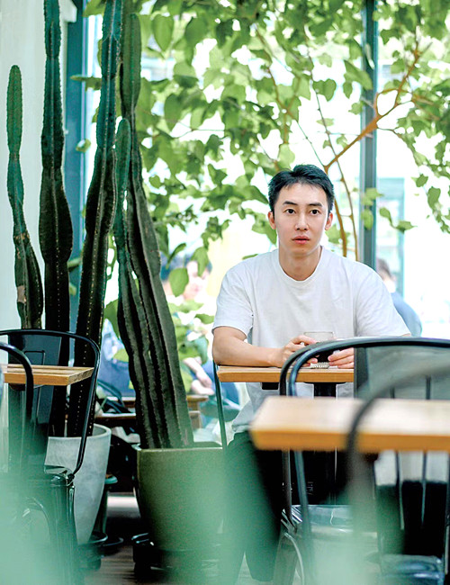 周宏翔，一九九〇年生于重慶，現(xiàn)居北京。中國作家協(xié)會會員。出版《當(dāng)燃》《第一次看見燦爛的時刻》等十余部作品，多部作品正在影視改編中。曾獲第五屆巴蜀青年文學(xué)獎、“新浪年度十大熱書”等