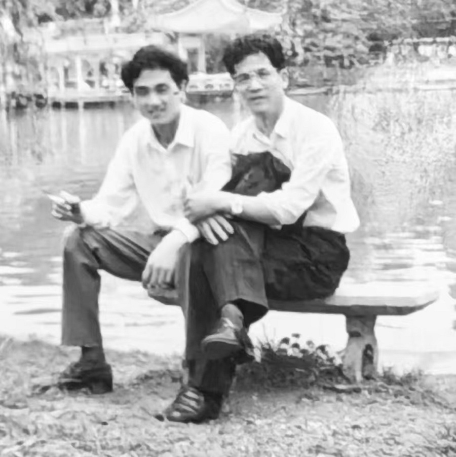 當年漂泊在外，雖然沒寫東西，依然喜歡和文人交往，這個作家是誰我忘了，