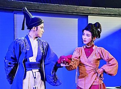 越劇演員陳麗君（左）和李云霄在越劇《新龍門客?！费莩鲋小Ｐ氯A社發(fā)