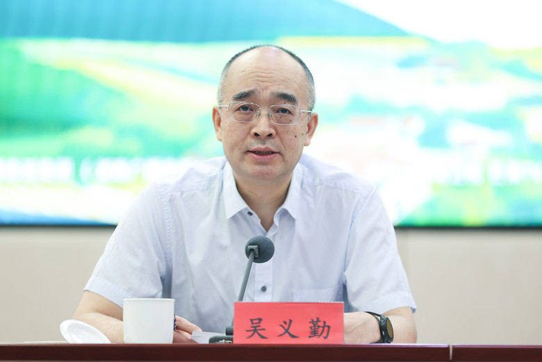 中國作協(xié)黨組成員、副主席、書記處書記吳義勤