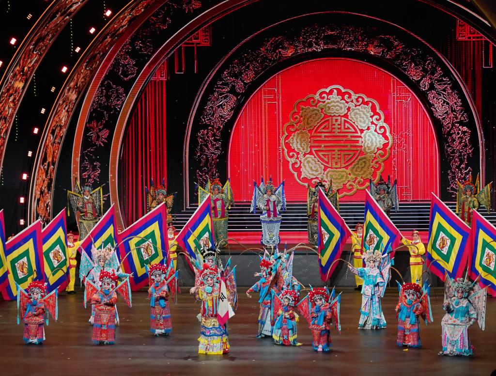 9月19日，演職人員在北京文化論壇專場文藝演出中表演戲曲聯(lián)唱《巾幗英雄穆桂英》。新華社記者 張晨霖 攝