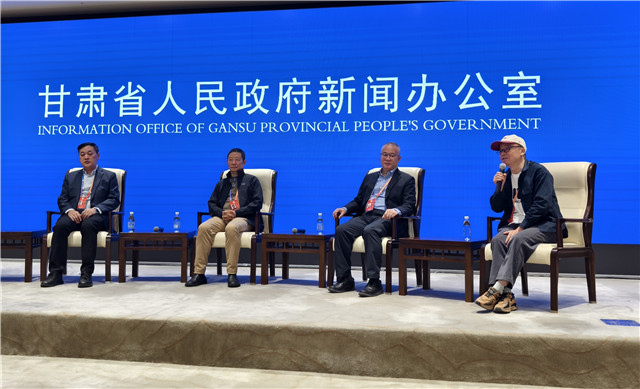 中山大學(xué)博導(dǎo)、教授，中國頂尖文學(xué)評論家謝有順，浙江文藝出版社常務(wù)副社長，翻譯家曹元勇，北師大教授，詩人歐陽江河，魯迅文學(xué)獎獲得者、甘肅文聯(lián)副主席、作協(xié)主席葉舟回答記者提問（攝影 澎湃新聞記者 夏奕寧）