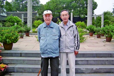 2005年10月，朱季海（左）與張洪鈞在蘇州雙塔寺。作者供圖