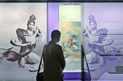 觀眾在北京恭王府博物館內參觀梅蘭芳在京劇《天女散花》中的劇照（左）和徐悲鴻畫作《天女散花》（復制品）。新華社發(fā)