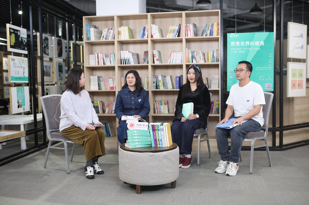 譚杰（右三）、楊碧薇（右二）、李英?。ㄓ乙唬┓窒怼稛舯K》