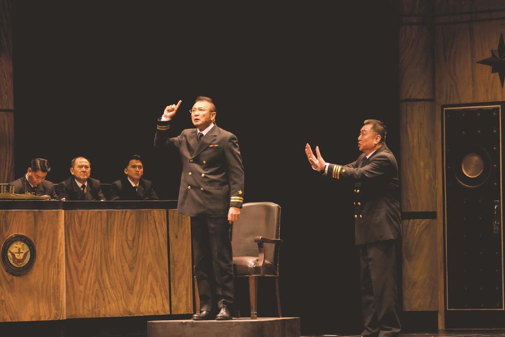 北京人藝話劇《嘩變》改編自普利策獎獲獎小說，全男班的“和尚戲”，沒有復(fù)雜的舞臺調(diào)度，全憑“話劇姓話”的語言功夫再次俘獲人心。 本報記者 葉辰亮攝