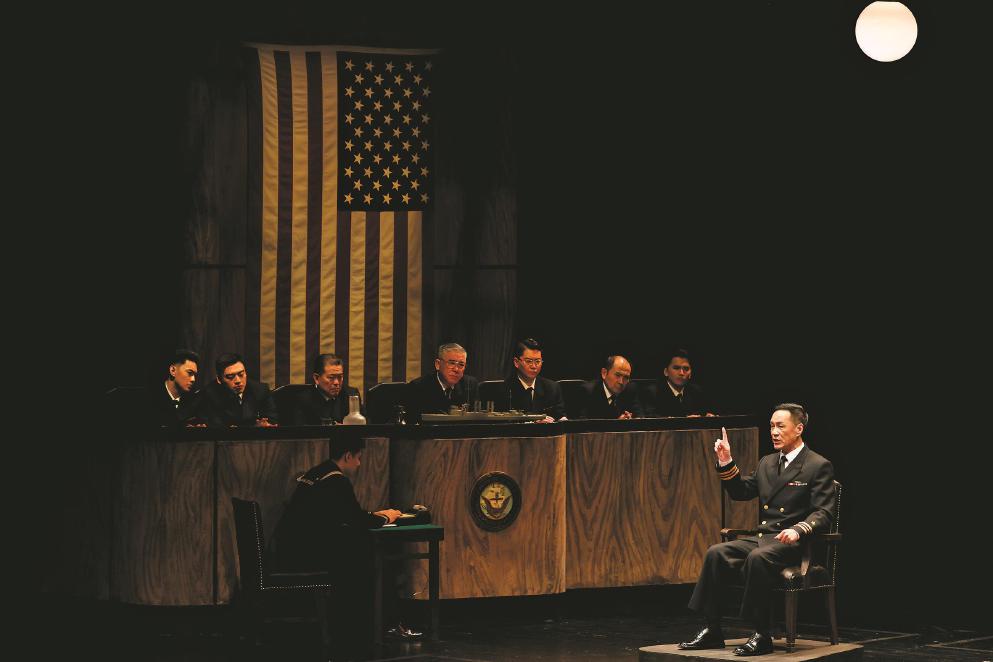 馮遠(yuǎn)征（右一）在《嘩變》中飾演固執(zhí)刻板、獨斷專行的魁格艦長。 本報記者 葉辰亮攝