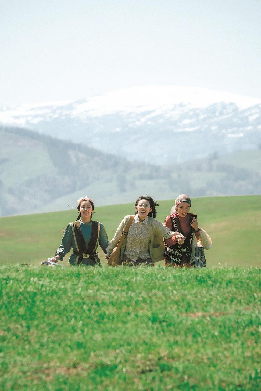 網(wǎng)絡(luò)劇短章的減集縮時(shí)效應(yīng)，拉動(dòng)電視劇的減集縮時(shí)潮流，給當(dāng)前不斷承受日常時(shí)間“碎片化”困擾的普通觀眾提供了科學(xué)管理日常時(shí)間的有利條件。圖為八集電視劇《我的阿勒泰》劇照。