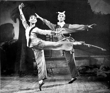 1965年，芭蕾舞劇《白毛女》演出劇照。上海芭蕾舞團(tuán)供圖