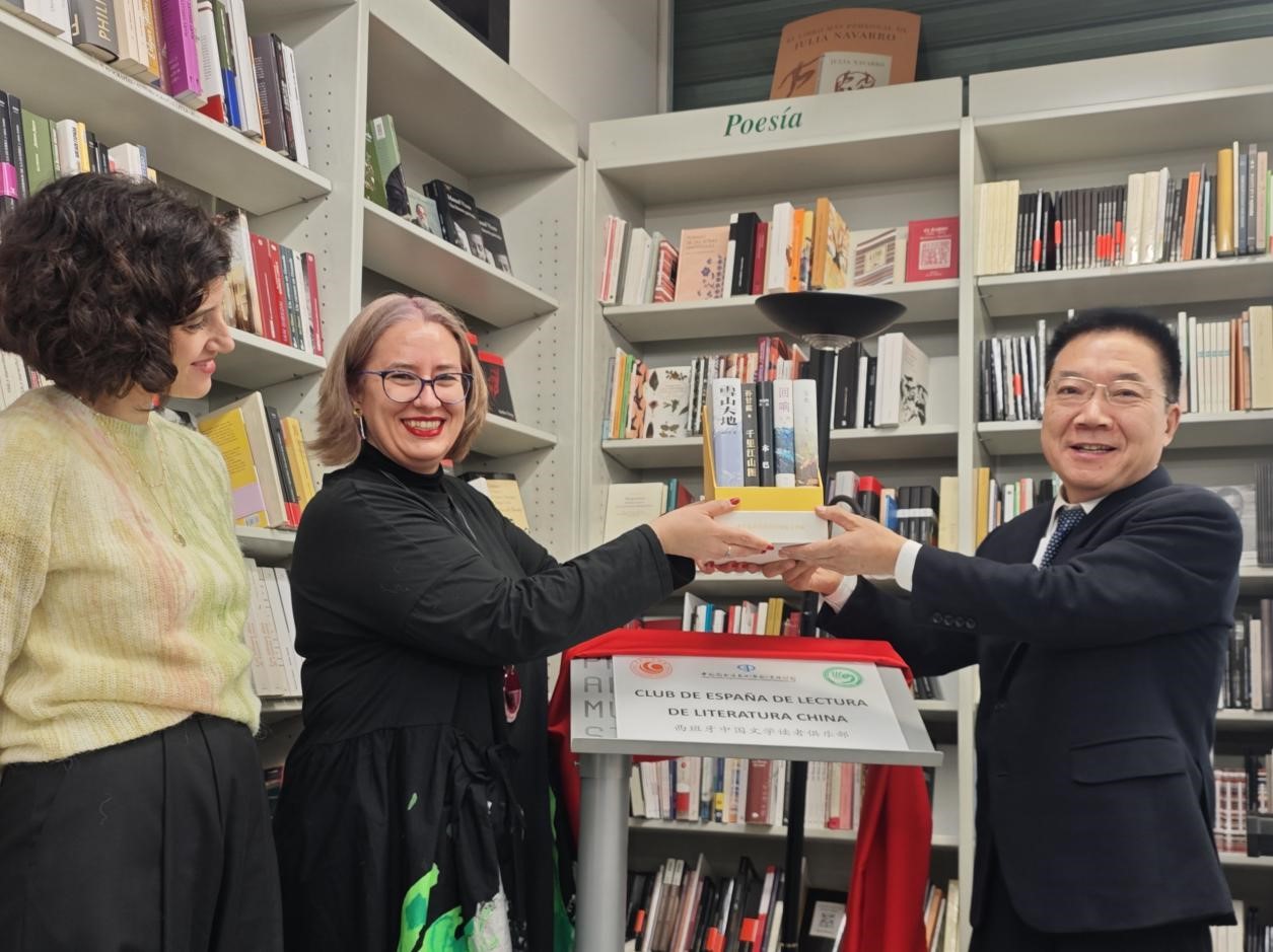 胡邦勝（右一）、婧萱（左二）、白蘭（左一）共同為“西班牙中國文學(xué)讀者俱樂部”揭牌