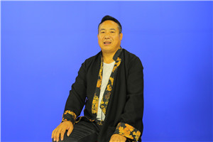 翻譯獎(jiǎng)：國(guó)家通用語(yǔ)言文字←→藏文作者：趙有年（藏族）         獲獎(jiǎng)感言2014年底，我去北京參加魯迅文學(xué)院少數(shù)民族文學(xué)班參加培訓(xùn)的時(shí)候，在一次交流課上和《人民文學(xué)》等雜志社的主編們交流時(shí)，我提出了藏族作家中民譯漢的翻譯能力過于薄弱而作品沒有展示給其他兄弟民族閱讀，從而雜志社主編們談起了翻譯的力量，甚至說(shuō)莫言獲諾貝爾文學(xué)獎(jiǎng)……