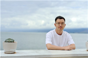 散文獎(jiǎng)：《與父親書》作者： 向迅（土家族）         獲獎(jiǎng)感言顧名思義，《與父親書》是一本寫給父親的書，也是一本獻(xiàn)給天下所有父輩的書。由于受到傳統(tǒng)的中國(guó)式父子關(guān)系的影響，我們和父親在生活中總是沉默以對(duì)，即便是在他即將離開我們的時(shí)候，我們都極力克制著彼此的情感，以至于他一生的故事成為謎團(tuán)。正因?yàn)槿绱耍趧?chuàng)作這本書的過程中……